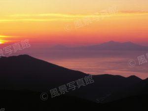 知床｜国後島の朝日